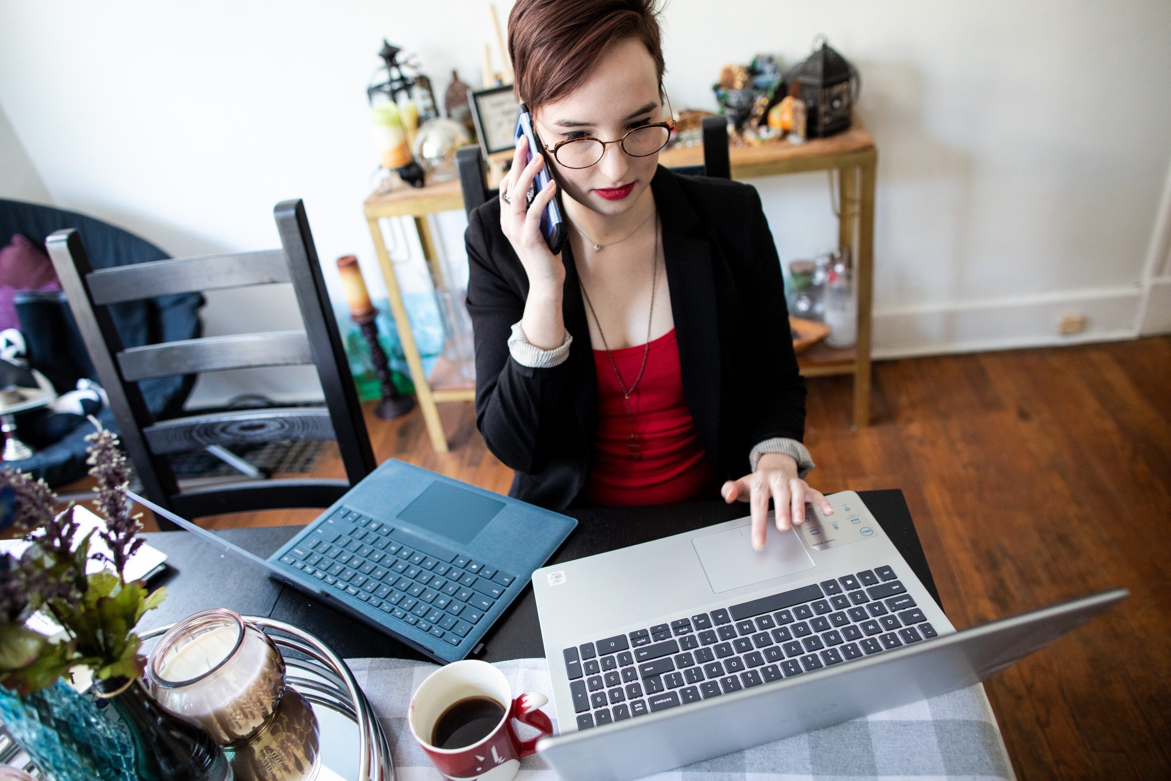 Loyola University Chicago graduate student Leanna Gruhn fields phone calls from her apartment as part of her internship with the Lawyers’ Committee for Better Housing (LCBH), a nonprofit legal aid clinic that advocates on behalf of low- and moderate-income renters in Chicago. As a COVID-19 case manager, she fielded inquiries from those suddenly stripped of work and anxious about losing their home. Initially, the weekly supplemental unemployment insurance benefit of $600 baked into the federal CARES Act proved to be a crucial backstop. When that expired at the end of July, a flood of Chicagoans turned to LCBH for guidance.(Photo by: Lukas Keapproth)